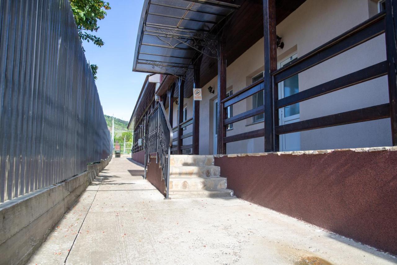 Motel Aris Meridian Piatra Neamţ Buitenkant foto