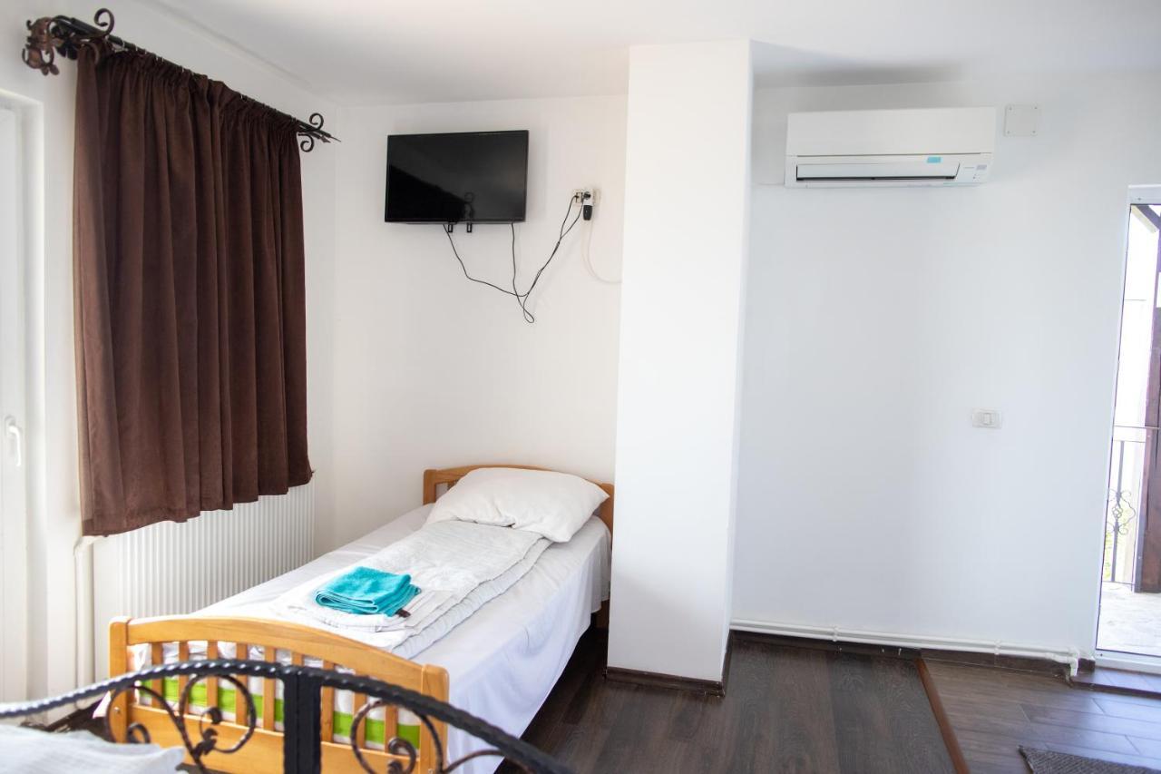 Motel Aris Meridian Piatra Neamţ Buitenkant foto