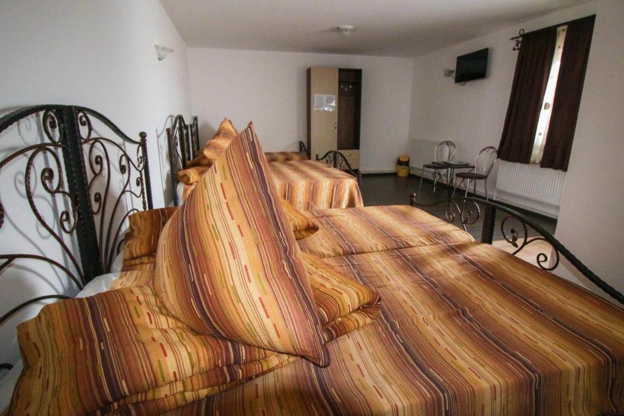 Motel Aris Meridian Piatra Neamţ Buitenkant foto